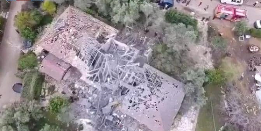 الاثار الذي خلفها صاروخ حماس علي منزل للكيان الصهيوني