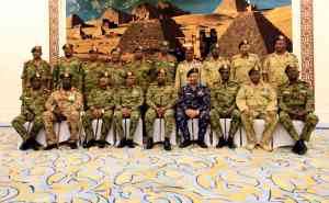 الرئيس السوداني عمر البشير يتوسط حكام الولايات بعد أداء القسم