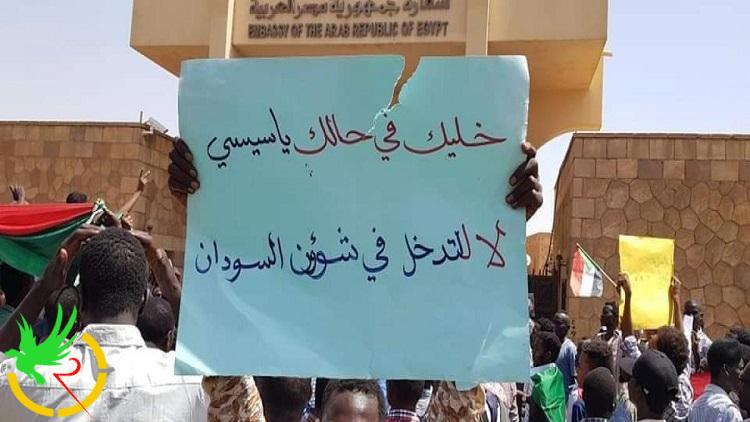 سودانيون يهتفون ضد الرئيس المصري