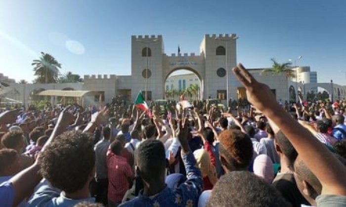 السودان.. هل يمتطى الانقلاب العسكري الحراك الشعبي