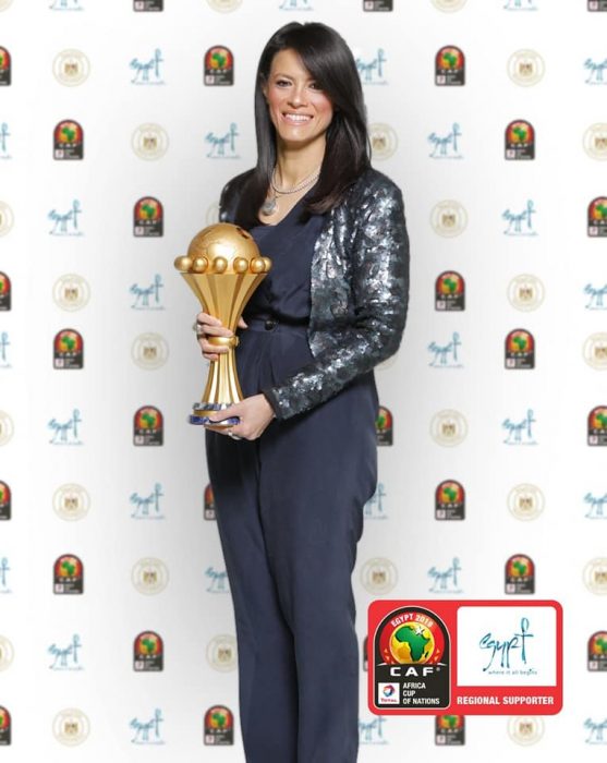 رانيا الشاط وزيرة السياحة تحمل كأس الامم الافريقية