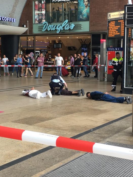  الشرطة الألمانية تثبت مسلمين على الأرض