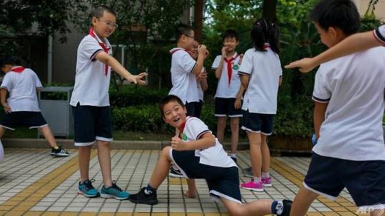 تعقب التلاميذ الصينيين الفارين من المدرسة بواسطة زيهم المدرسى