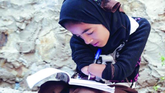فتاة يمنية تتحدى الاعاقة وتواصل دراستها لتصبح صحفية