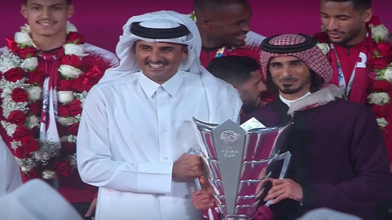 أمير قطر يرفع كأس آسيا