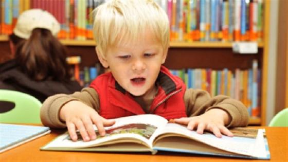 كيف تشجعين طفلك على حب القراءة؟