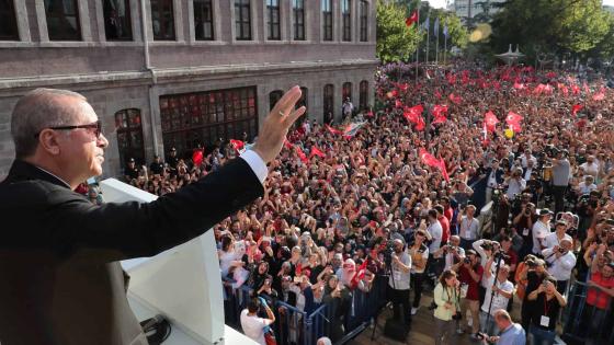 This handout picture taken and released on August 12, 2018 by the Turkish Presidential Press Office shows Turkish President Recep Tayyip Erdogan waving to supporters in the Black Sea city of Trabzon. - Erdogan on August 12 said the crash of the Turkish lira, sparked by a bitter dispute with the United States, was a "political plot" against Turkey and warned Ankara would now seek new markets and partners. (Photo by Cem OKSUZ / TURKISH PRESIDENTIAL PRESS SERVICE / AFP / TURKISH PRESIDENTIAL PRESS SERVICE / AFP) / RESTRICTED TO EDITORIAL USE - MANDATORY CREDIT "AFP PHOTO / TURKISH PRESIDENTIAL PRESS OFFICE / CEM OKZUZ" - NO MARKETING NO ADVERTISING CAMPAIGNS - DISTRIBUTED AS A SERVICE TO CLIENTSCEM OKSUZ / TURKISH PRESIDENTIAL/AFP/Getty Images