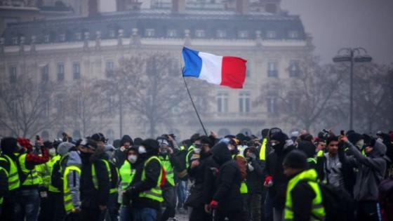 لماذا تراجع الرئيس الفرنسي أمام الاحتجاجات؟