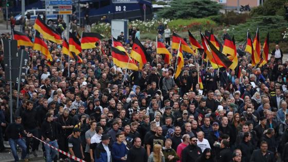 احتجاجات عنصرية في كيمنتز بألمانيا ضد المهاجرين واللاجئين والتنوع العرقي.