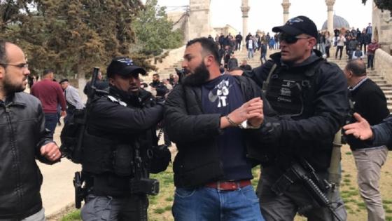 شرطة الاحتلال تغلق باب الرحمة بالمسجد الأقصي بالسلاسل