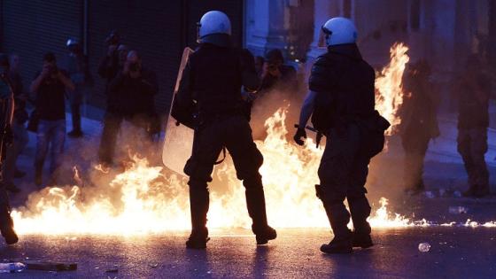الشرطة اليونانية تفرق مئات المتظاهرين بقنابل الغاز