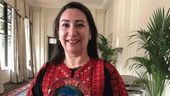 طبيبة فلسطينية تحصل على جائزة عالمية في مجال المرأة