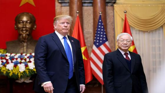 الرئيس الأمريكي دونالد ترامب (إلى اليسار) ونظيره الفيتنامي نجوين بو ترونج (إلى اليمين) في هانوي يوم الأربعاء. صورة لرويترز من ممثل لوكالات الأنباء