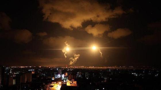 طائرات الاحتلال تقصف موقعا بالقرب من محتجين بغزة 