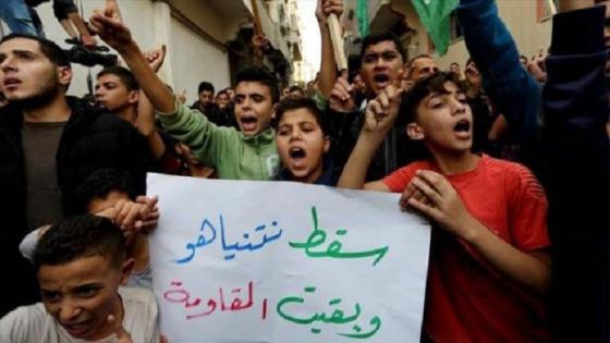 غزة.. توزيع حلوى بمسيرة احتفاء باستقالة ليبرمان